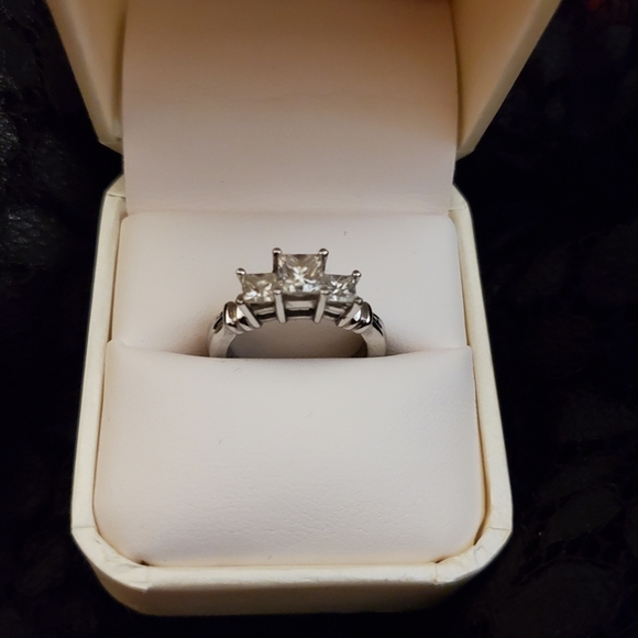 Platinum .950 Diamond Three Stone Princess Cut. - Picture 15 of 16